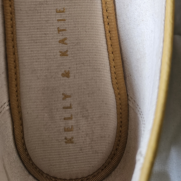 Kelly & Katie - Vieveth Flat, Size 8 - Picture 5 of 6